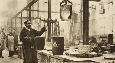Fabrication de monnaie : pots de métal liquide manipulés dans la salle de fusion - English Photographer
